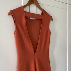 Orange klänning ifrån zara i storlek small. Som ny.