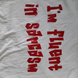 T-shirt Storlek S/M - T-shirt med humoristisk tryck storlek M (men är realistiskt storlek S)   Obs, hund finns i hemmet   3 för 2 på alla T-shirts   Fraktas enligt överenskommelse. Frakten bekostas av köparen.  PRISET GÅR ATT FÖRHANDLA