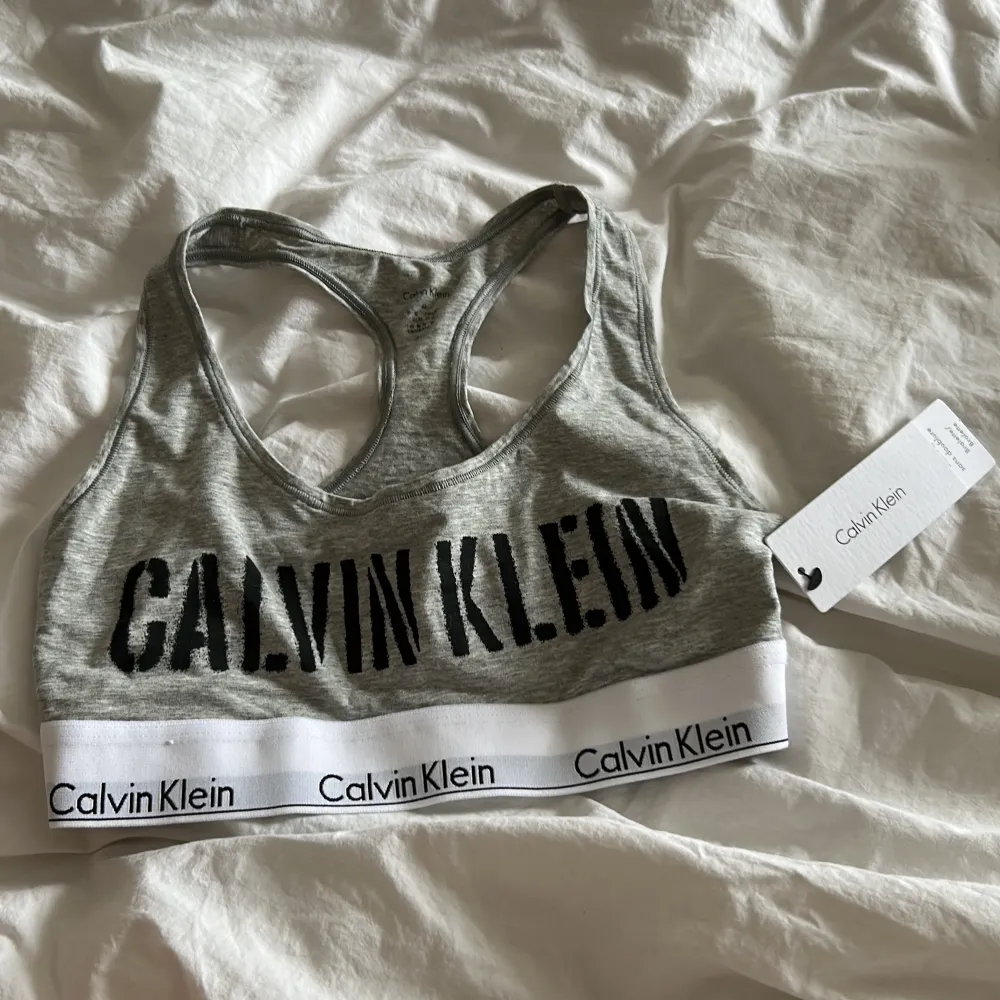 Super snygg topp/Bh från Calvin Klein, med alla lappar kvar.🤍🤍. Övrigt.