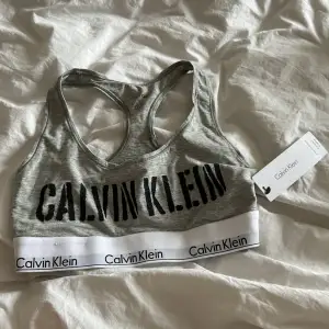 Super snygg topp/Bh från Calvin Klein, med alla lappar kvar.🤍🤍