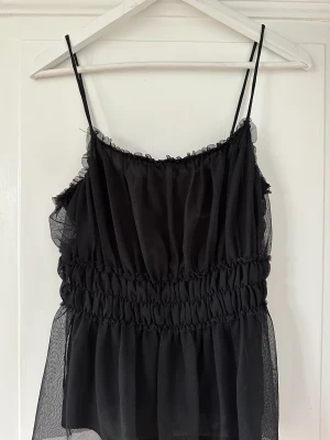 Topp - Söt topp i meshmaterial på utsidan, heltäckande tyg på insidan så den inte är genomskinlig. Använd få gånger. Storlek S. 