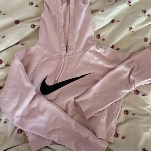 Croppad Nike hoodie - Croppad hoodie från Nike storlek xs, använd en gång så i nyskick!🧚🏼‍♂️ 