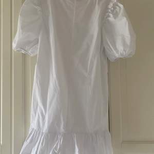 En jätte gullig vit klänning från zara. Använd 1 gång💗 Strl 38, men kort som en S