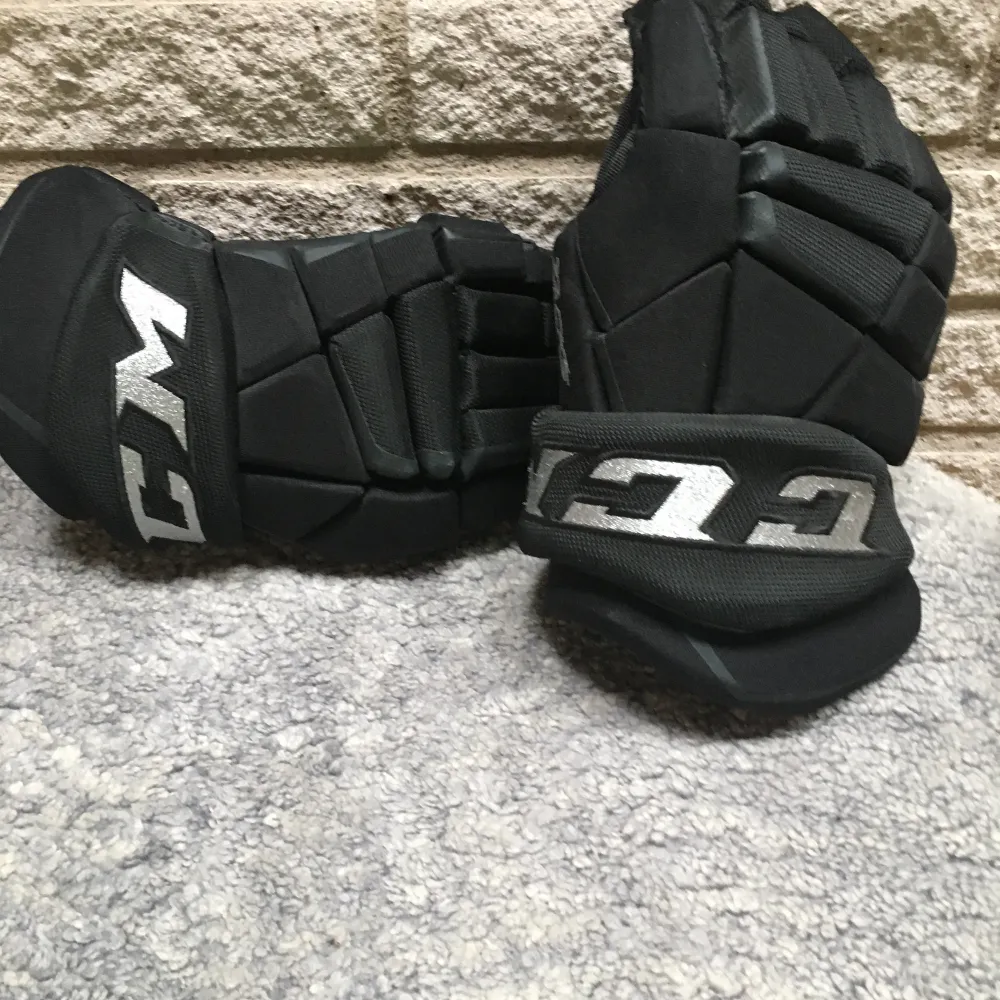 Ett par limited edition CCM hockey handskar. Det är i perfekt skick då dem bara är använda 1 gång. Dem kostar 1000 kr ny pris och då jag endast säljer dem för 450 så är det ett super pris. Pris kan dock diskuteras.. Övrigt.