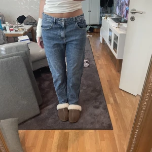 jeans  - blåa jeans från c&a. är mom-modellen men sitter lite lösare på mig (vanligtvis 38-40) så de är så fina!!