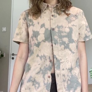 Skjorta - Tiedye skjorta i frön och beige. I gott skick