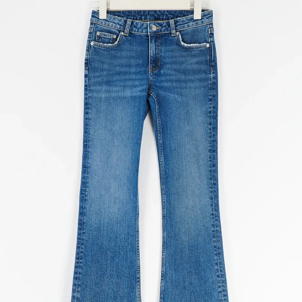 Bootcut jeans från Ginatricot, jättefina och sitter bra säljs pga att de inte används längre. Inga skador, nypris 299,95kr Kontakta mig för mer bilder.. Jeans & Byxor.
