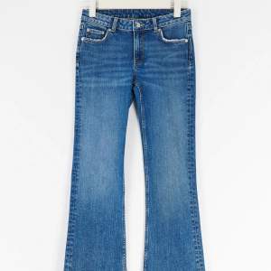 Bootcut jeans från Ginatricot, jättefina och sitter bra säljs pga att de inte används längre. Inga skador, nypris 299,95kr Kontakta mig för mer bilder.