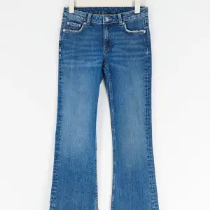 Bootcut jeans från Ginatricot, jättefina och sitter bra säljs pga att de inte används längre. Inga skador, nypris 299,95kr Kontakta mig för mer bilder.