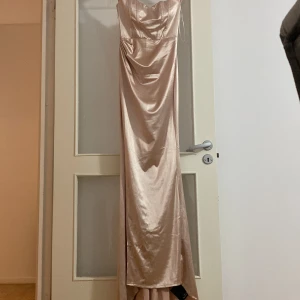 Maxi klänning  - En fin satin klänning i storlek S Den är helt ny och oanvänd 