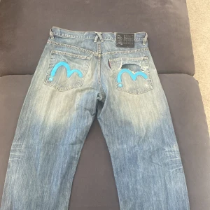 Evisu jeans - Galet snygga detaljer på dessa! Skicket syns på bilden. Storlek 32