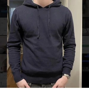 Kashmir hoddie  - Fler bilder i dm/ Säljer en blå Kashmir hoddie i storlek S, som ny inga skavanker eller annat. Tveka inte och höra av dig vid intresse 