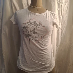 Vit tshirt  - Fint skick, är egentligen en sovtröja men har använt den som en vanlig. Pris är diskuterbart vid snabb affär. 💖 vid funderingar skicka gärna pm. 😊