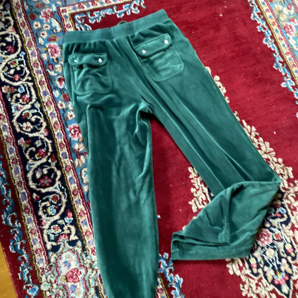 Säljer mina gröna juicy pga pengabrist. Jättefina och har inga defekter! Köpt på plick för 2 mån sen. Använda ca 4-5 ggr. Kan möjligtvis gå ner lite i pris om det verkligen behövs. ❤️ Skriv vid intresse!❤️💖. Jeans & Byxor.