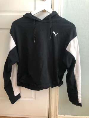 Hoodie Puma - Något croppad hoodie från Puma strl 38