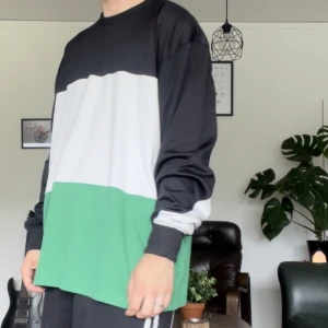 Långärmad - långärmad tröja från Vailent i storlek L! hund finns i hemmet, tvättas innan utskick. pris + frakt 