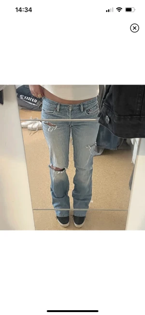 Snygga diesel jeans med hål  - Säljer dessa snygga diesel jeans med hål som jag köpte här på pick, men tyvärr försmå för mig. Verkligen skit snygga med den perfekta ljusblåa färgen😍Lånade bilder från förra ägaren så har tyvärr inga fler. Midjemåttet är 76 mc och innerbenslängden är 79.