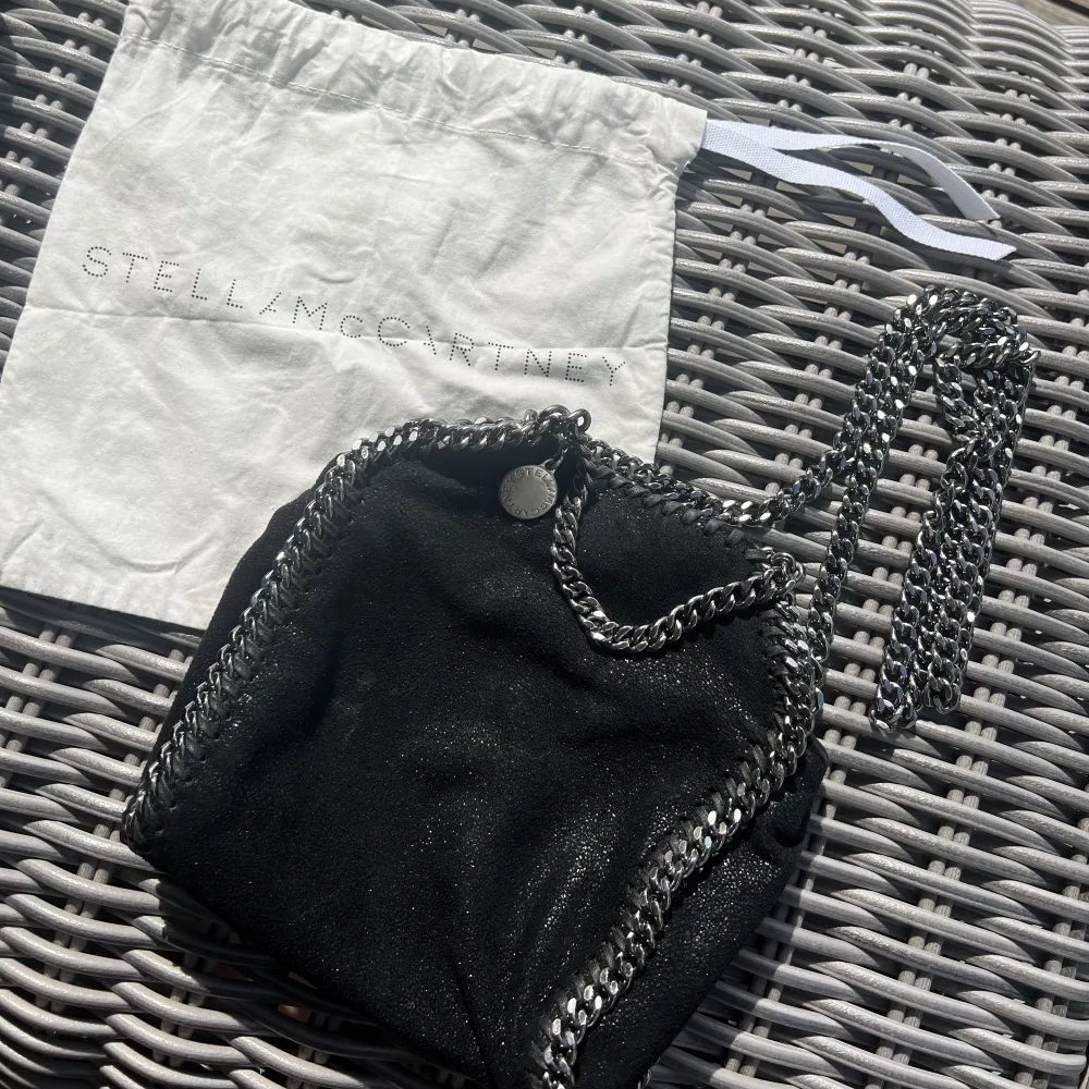 Stella Mccartney i modellen mini falabella. Bra skick! Skriv för fler bilder☀️. Väskor.