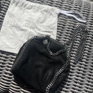 Stella Mccartney mini falabella  - Stella Mccartney i modellen mini falabella. Bra skick! Skriv för fler bilder☀️