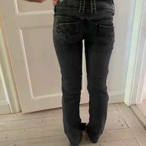 Pepe jeans - Säljer dessa svarta Pepe jeans i svart, storlek 26/30. Säljer då dem är för stora för mig och pågrund av det så är dem använda jäätte få gånger.💗 vid fler frågor/intresse kom privat