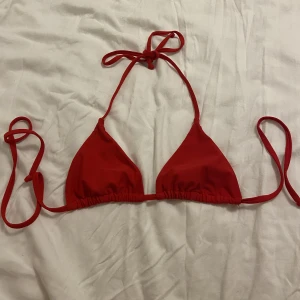 Röd bikiniöverdel - Fin bikiniöverdel, aldrig använts!