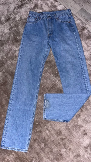 LEVIS 501 VINTAGE RETRO 90s  - Mkt bra skick , något slitna nertill se bild. 