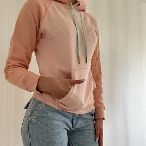 ACNE STUDIOS hoodie - Del av acne studios äldre kollektion, köpt ca 2019. Ej använd på länge pga växt ur den, har även en liten foundationfläck på insidan av armen. Annars gott skick