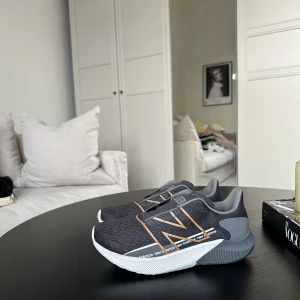 New Balance-löparsko - Näst intill oanvända löparskor ifrån New Balance. Tyvärr så är skosnörena borttappade. Frakt tillkommer.