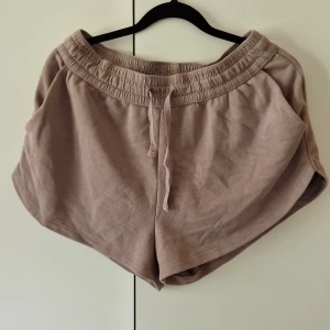 Mjukisshorts - Sparsamt använda mjukisshorts, dov rosa färg. Strl M, passar även L