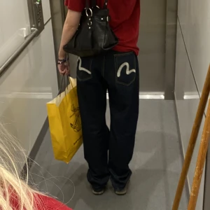 Evisu jeans - Säljer mina evisu jeans eftersom de e lite för stora i midjan på mig