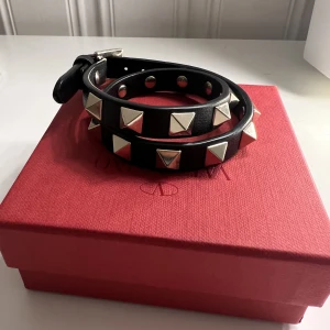 Valentino armband - Intressekoll på mitt super fina valentino armband! Är i modellen double-strap Leather bracelet. Sparsamt använt så otroligt fint skick. Köpt för 3365 kronor, priset går att diskutera🥰