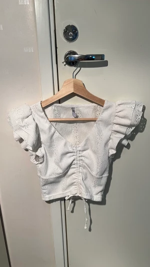 vit topp  - Jag säljer denna vita topp eftersom den är för liten för mig, bra skick och använd få gånger🤍