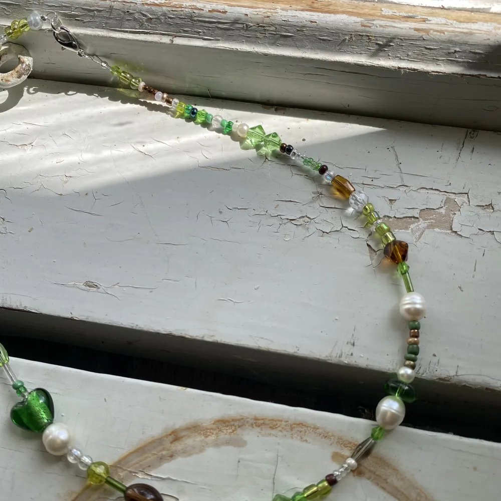 🪵Treehouse necklace 🪵 Beställningsvara, innebär att halsbanden inte blir identiska och du kan skriva om det är något du vill ändra. Halsbandet är gjort på wire och olika pärlor i gröna nyanser💚💚   Tryck på ”Kontakta” om du är intresserad💗. Accessoarer.
