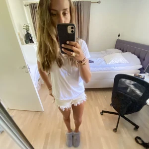 Beiga jeansshorts - Snygga beiga jeansshorts som tyvärr blivit för små som ni kanske ser på bilden❤️