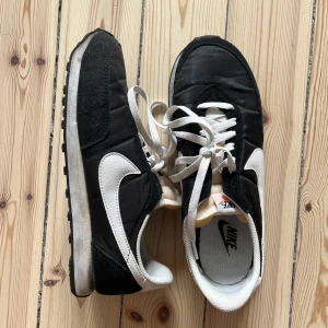 Nike waffle 2 - Säljer dessa pga lite små i storleken. Använda en gång, kostar 999kr nya. Sizen är 42.5 men skulle säga att den sitter som en 41-41.5