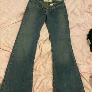 Levis Lågmidjade bootcut low waist - Ett par lågmidjade bootcut jeans ifrån levis i fint skick. Säljer då de tyvärr blivit försmå i midjan. De är verkligen de perfekta bootcut jeansen! Storlek står ej men tippar på en 27/28. Jag brukar bära S och de passade mig perfekt