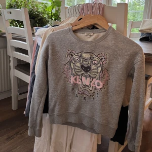 Kenzo tröja - Säljer min ursnygga Kenzotröja som är toppskick!🧡 Passar perfekt för dig som är XS✨ Säljer för lågt pris då jag vill få den sålt eftersom att jag knappt använder den längre💞 DMa för fler bilder eller frågor❤️❤️