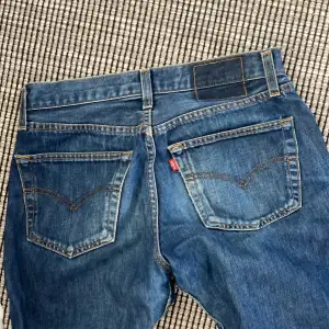 Jättesnygga och sköna Levis jeans som tyvärr inte kommer till användning längre. Står ingen strl men skulle gissa på mellan 27-30