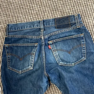 Levis jeans - Jättesnygga och sköna Levis jeans som tyvärr inte kommer till användning längre. Står ingen strl men skulle gissa på mellan 27-30