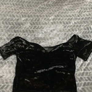 Svart sammetstopp - Svart sammetstopp från asos som aldrig använts. Strl 34