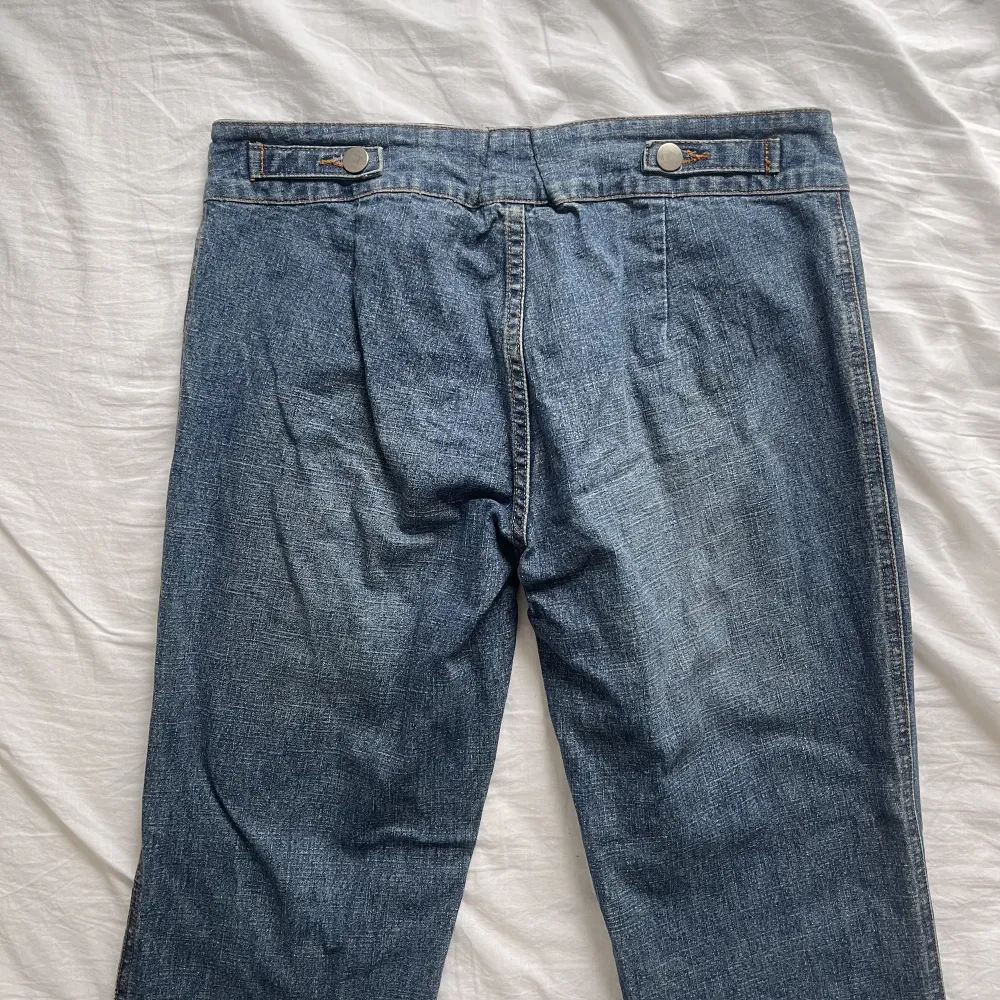Säljer mina detaljerade lågmidjade Jeans från en vintage butik. Häftiga fickor framtill samt knappar. Jag har XS/S och dessa sitter lite baggy på mig. Passar M också! Nypris 750kr. . Jeans & Byxor.