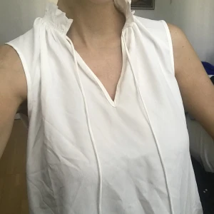 Vit topp - Jättesöt vit blus/topp. Helt oanvänd 💖