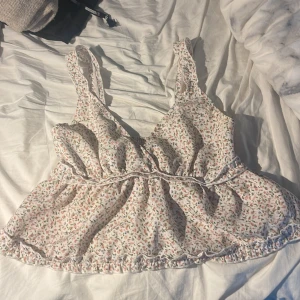 populär Shein topp  - Vanlig shein topp som är vädligt populär. Inga skador, använd typ 3 gånger ish. Nypris 89  