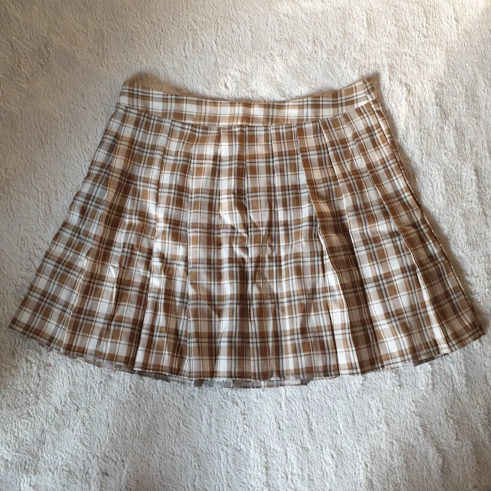 Kort rutig kjol i storlek 1XL. 100 % polyester.  Bara provad, ej använd.  Från Shein Curve men tycker den är i hyffsad kvalitet för att vara därifrån. Lätt och luftig.. Kjolar.