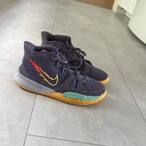 Nike Kyrie Daybreak 7 - Lila Nike Kyrie daybreak, köpta i New York för 1500 kr. De har använts ganska lite och är i skick 9/10, väldigt bra basketskor som också funkar perfekt till gymmet, löpning eller vardagsbruk. 