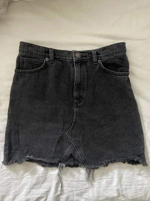 Jeanskjol - En tuff jeanskjol i tvättad svart. Riktigt snygg och passar till allt! Säljer pga vuxit ur den. 