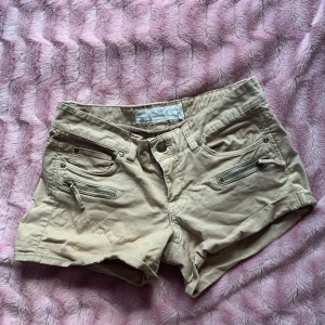 LOW WAIST SHORTS - Tvär kattiga låg midjade shorts som tyvärr är för små för mig🥲 fraktar för 65kr eller möta upp i Stockholm🫶💓