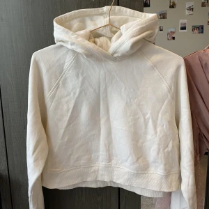 Jumper i krämvit💫 - Kortare hoodie från H&M