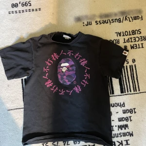 Bape T-shirt  - Rätt liten strolek S (passar på killar som XS) , unisex, köpt på selfridges london 2019, väldigt sällsynt. Pris kan alltid diskuteras. 