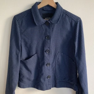 Skjorta från Monki - Blå skjorta med fickor från Monki, XS.